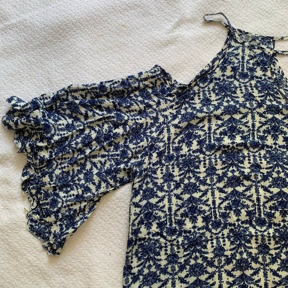 NEW Suzanne Betro cold shoulder lightweight flutter sleeve flowy shirt top - Picture 2 of 8